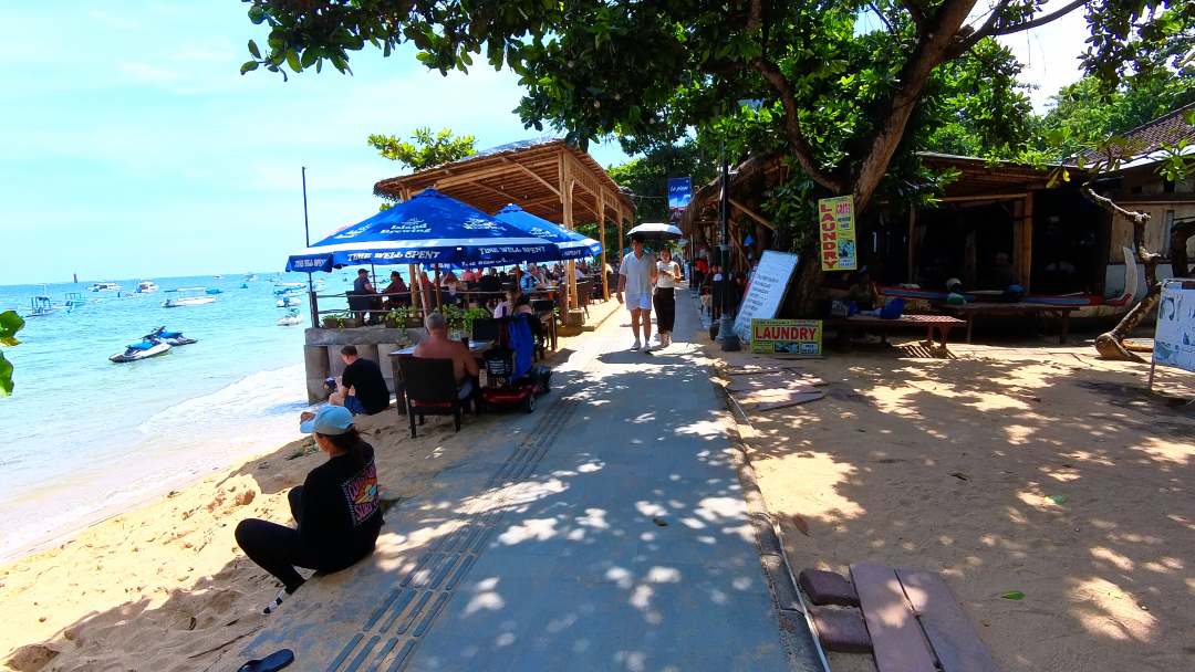 Sanur beach path at the southern end near Sari Villa Bali